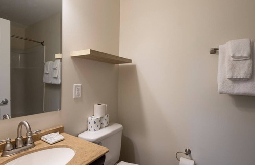 Canton Casa | Tree House Lodging One in Springdale Golf Resort