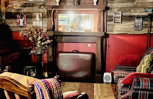 Jonesborough Cabina | Tree house themed tiny house in a tiny house community mountain retreat.