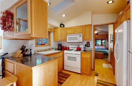Brookings Cabina | Tree-lined cabin with studio & gorgeous decks, just up from Whaleshead Beach