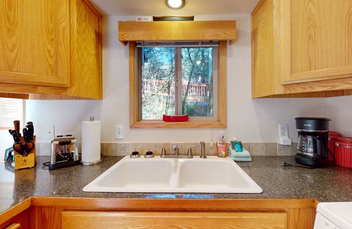 Brookings Cabina | Tree-lined cabin with studio & gorgeous decks, just up from Whaleshead Beach