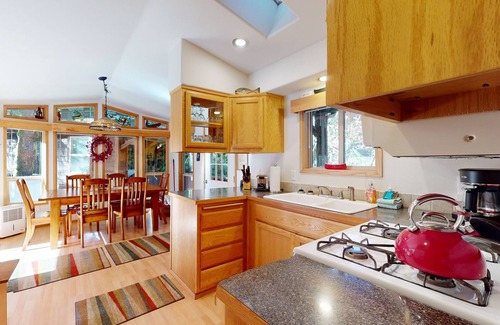 Brookings Cabina | Tree-lined cabin with studio & gorgeous decks, just up from Whaleshead Beach