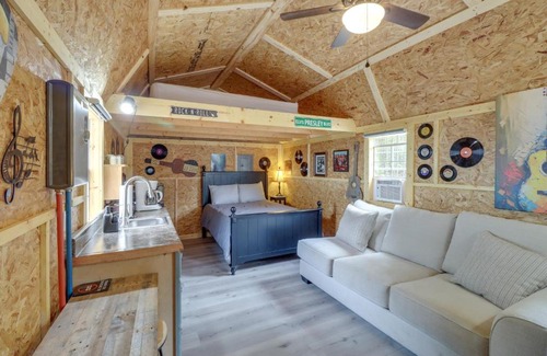 Higden Casa | Tree-Lined Higden Retreat Close to Parks and Trails