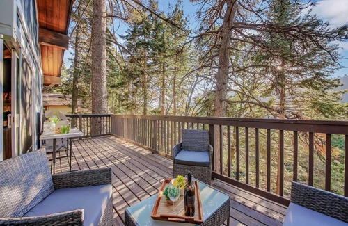 Arrowhead Villas Casa | Tree-Lined Lake Arrowhead Cabin about 1 Mi to Village!