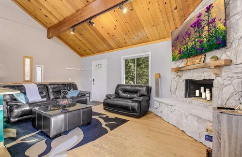 Arrowhead Villas Casa | Tree-Lined Lake Arrowhead Cabin about 1 Mi to Village!