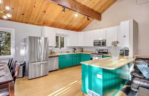 Arrowhead Villas Casa | Tree-Lined Lake Arrowhead Cabin about 1 Mi to Village!