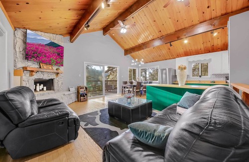 Arrowhead Villas Cabina | Tree-Lined Lake Arrowhead Cabin ~ 1 Mi to Village!