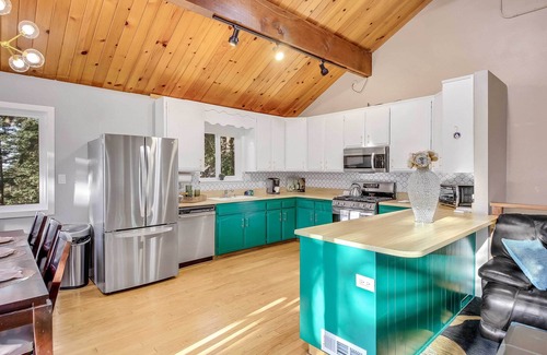 Arrowhead Villas Cabina | Tree-Lined Lake Arrowhead Cabin ~ 1 Mi to Village!
