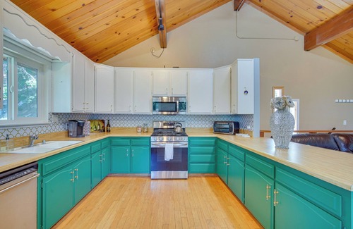 Arrowhead Villas Cabina | Tree-Lined Lake Arrowhead Cabin ~ 1 Mi to Village!