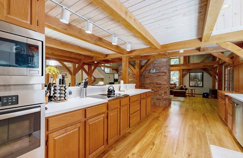Londonderry Casa | Tree-lined lodge with deck, fireplaces, porch, game room, & fast WiFi