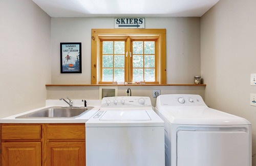 Londonderry Casa | Tree-lined lodge with deck, fireplaces, porch, game room, & fast WiFi
