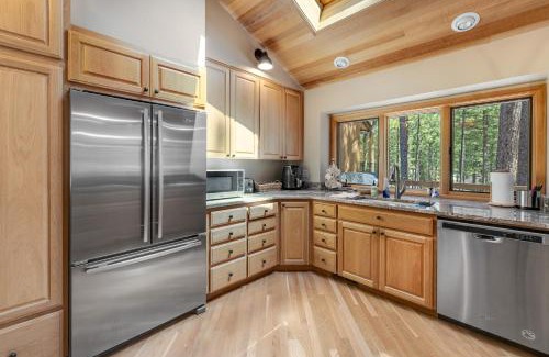 Black Butte Ranch Casa | Tree-lined Paradise