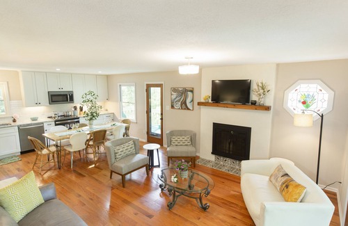 Weaverville Casa | TREE LoFT! 15 Min to Ashvlle, Cozy Gas FIREPLACE, Wrap-around DECK, Great WiFI