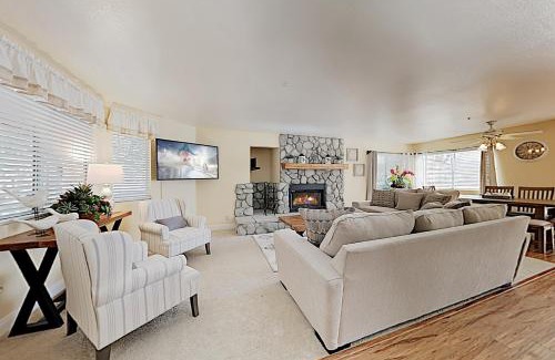 Lake Arrowhead Casa | Tree-Top Getaway