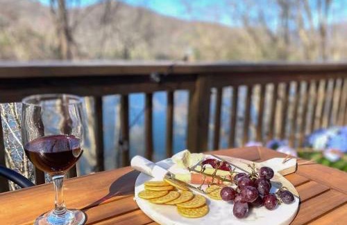 Topton Casa | Tree Top Lakefront Cottage on Lake Nantahala