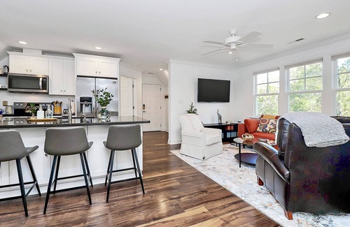 Concord Apartamento | Tree top view 2-bedroom cozy apartment in tranquil Concord, NC.