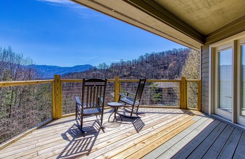 Chalet Village Casa | Tree Tops by HoneyBear Cabins