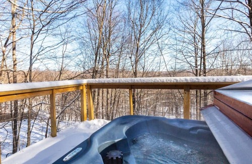 Fleischmanns Cabina | Tree Tops Retreat, A Stylish 3 BR Getaway with Hot Tub