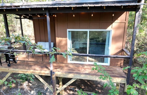 Hattiesburg Cabaña | Treehouse 1/4 mile from the rails to trails