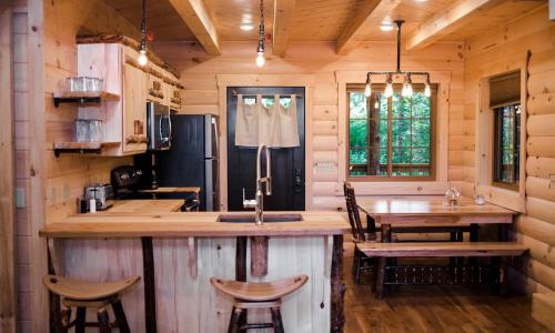Millersburg Casa | Treehouse #3 by Amish Country Lodging