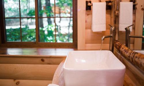 Millersburg Casa | Treehouse #3 by Amish Country Lodging