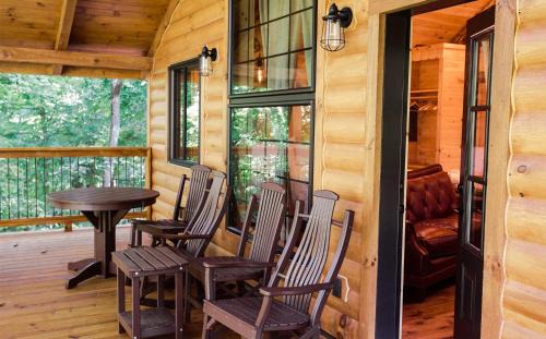 Millersburg Casa | Treehouse #4 by Amish Country Lodging