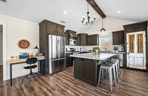 Golden Cabina | Treehouse | 5 Acres | Hot Tub | Pet-Friendly