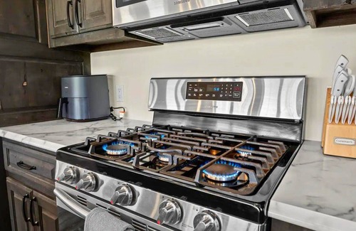 Golden Cabina | Treehouse | 5 Acres | Hot Tub | Pet-Friendly