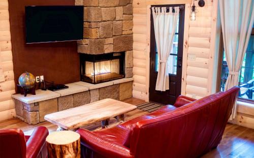 Millersburg Casa | Treehouse #5 by Amish Country Lodging