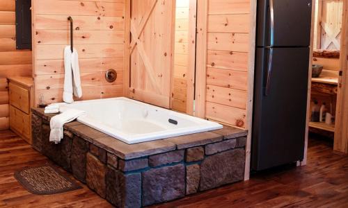 Millersburg Casa | Treehouse #5 by Amish Country Lodging