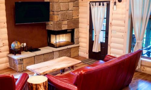 Millersburg Casa | Treehouse #6 by Amish Country Lodging