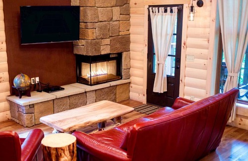 Millersburg Casa | Treehouse #7 by Amish Country Lodging