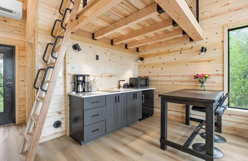 Oakdale Apartamento | Treehouse at a lavender farm overlooking a creek!