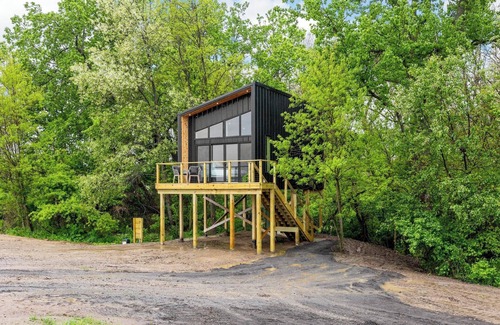 Oakdale Apartamento | Treehouse at a lavender farm overlooking a creek!