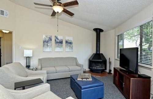 Lakeway Casa | Treehouse Bungalow - Community Poolhot Tub #17