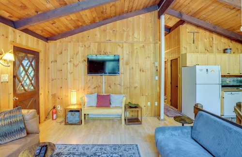 West Dover Cabina | Treehouse Chalet Near Mt. Snow w/ On-Site Trails!