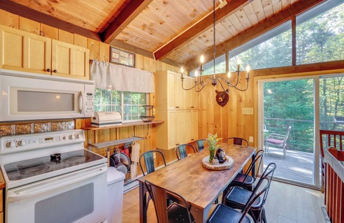 West Dover Cabina | Treehouse Chalet Near Mt. Snow w/ On-Site Trails!
