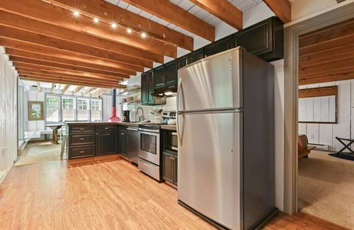 Cresco Chalet De Esquí | Treehouse Chalet w/ Hot Tub, overlooking a creek on 6 acres