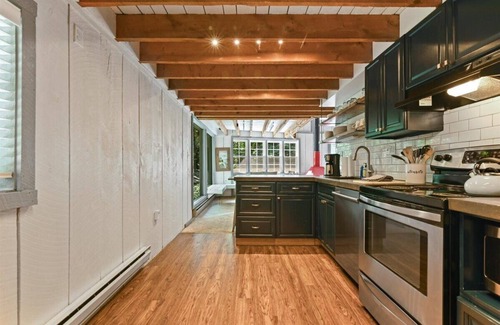 Cresco Chalet De Esquí | Treehouse Chalet w/ Hot Tub, overlooking a creek on 6 acres