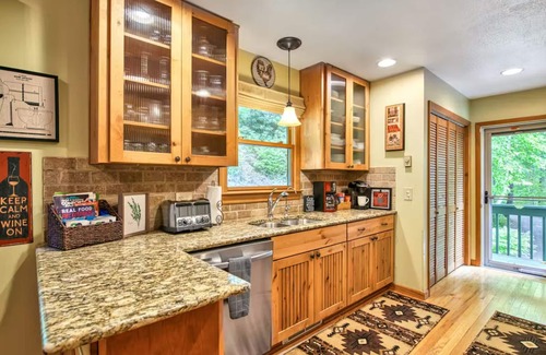 Waynesville Cabina | Treehouse Escape -Hot Tub, Amazing Views