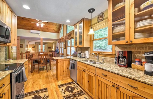 Waynesville Cabina | Treehouse Escape -Hot Tub, Amazing Views
