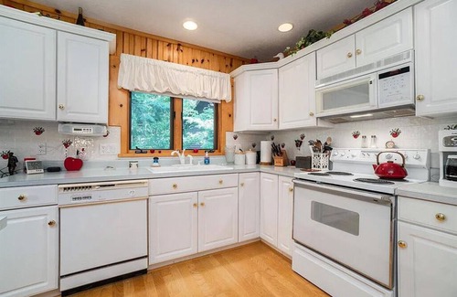Frankfort Casa | Treehouse feel, sleeps 10! Near Crystal Lake’s South Shore public beach and CSA.