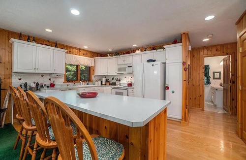 Frankfort Casa | Treehouse feel, sleeps 10! Near Crystal Lake’s South Shore public beach and CSA.