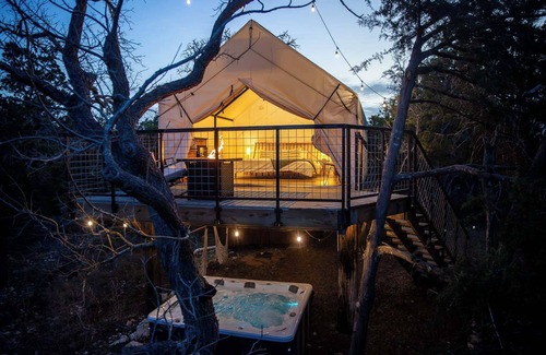 Fredericksburg Cabina | Treehouse Glamping at Pecan Haven! Private HotTub!