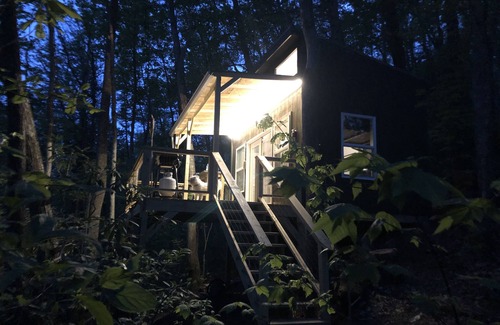 Cosby Cabina | Treehouse Glamping 1 bordering GSMNP, Off-Grid