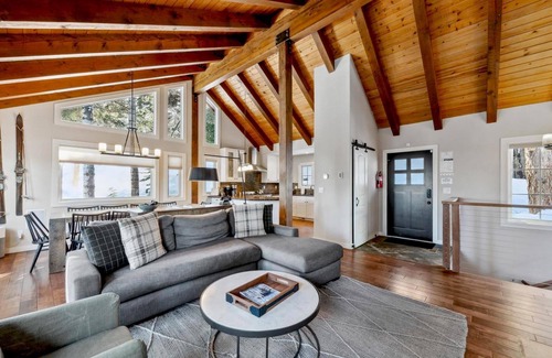 Kingswood Estates Cabina | The Treehouse: Hot Tub, New Remodel, EV Charger, 3 King Beds, 2 En Suites