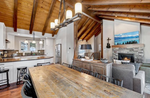 Kingswood Estates Cabina | The Treehouse: Hot Tub, New Remodel, EV Charger, 3 King Beds, 2 En Suites