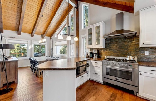 Kingswood Estates Cabina | The Treehouse: Hot Tub, New Remodel, EV Charger, 3 King Beds, 2 En Suites