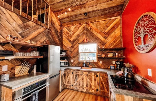 West Newton Casa | Treehouse Hot tub on 60 Acre Farm Near Downtown