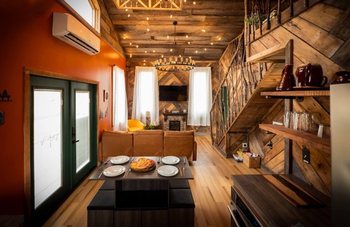 West Newton Casa | Treehouse Hot tub on 60 Acre Farm Near Downtown