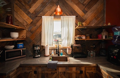 West Newton Casa | Treehouse Hot tub on 60 Acre Farm Near Downtown